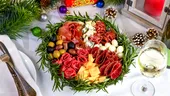 Cum să faci un platou cu aperitive de sărbători. Combinații reușite de mezeluri, brânzeturi, legume, nuci și fructe