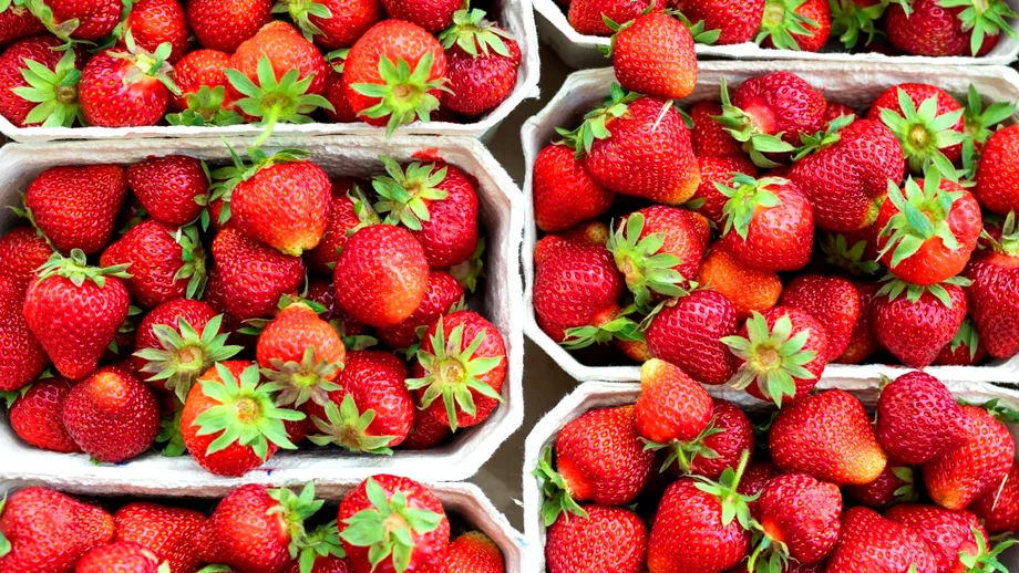 Cum să prepari acasă băutura specială cu vodkă și căpșuni pentru orice petrecere! Invitații o vor aprecia