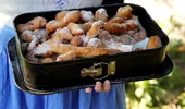 Gogoși cu mere, pufoase și aromate. Rețeta de toamnă care transformă fructele într-un desert delicios