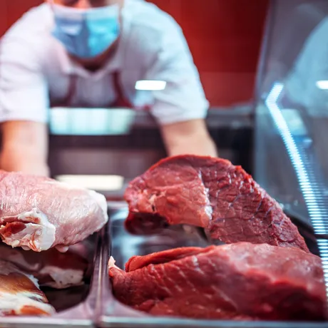 Carnea artificială, interzisă în România | Parlamentarii au decis că nu va mai putea fi cormercializată la noi