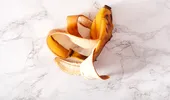 Nu mai arunca cojile de banană! Ce se întâmplă dacă le îngropi în grădină, la final de noiembrie