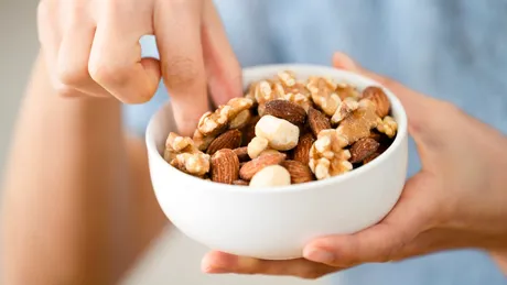 Schimbă gustarea: Nucile pot reduce pofta de dulce și fast food la tineri