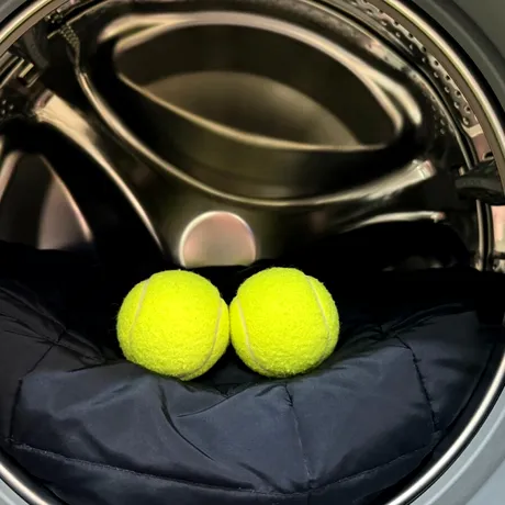 Cum să usuci rapid rufele, chiar în mașina de spălat. Trucul cu mingea de tenis care te scapă de uscătorul de rufe
