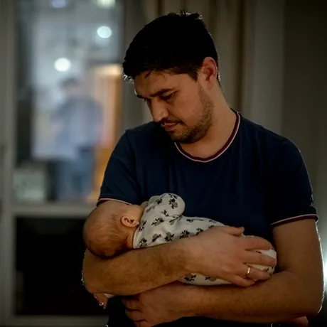 Criza mai puțin știută a sinuciderilor în rândul prospeților tați. Cercetătorii cer servicii de sănătate mintală dedicate bărbaților