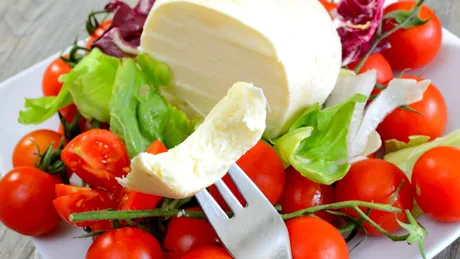 Câtă brânză cu roșii poți mânca fără să te îngrași? Cantitatea corectă în opinia nutriționistului