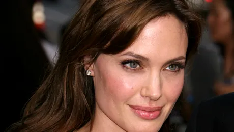 Cum arată Angelina Jolie la câteva luni de la operaţia de mastectomie