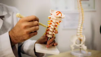 Deformările coloanei la copii și adolescenți: de ce postura, depistarea timpurie și terapia corectă pot schimba evoluția unei vieți