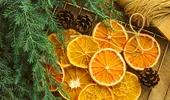 La cuptor sau pe calorifer – cum obții felii de portocale uscate pentru bradul de Crăciun. Trucul pentru a menține culoarea aprinsă