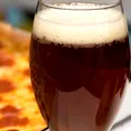 Ai poftă de pizza sau paste după ce bei alcool? Ce mesaj vrea să îți transmită corpul tău, de fapt