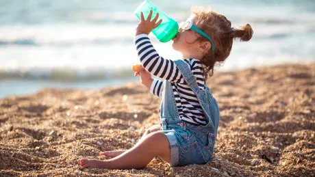 Câtă apă trebuie să bea un copil, în funcție de vârstă. Semnele că este deshidratat