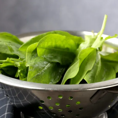 Ștevia românească: „fabrica de vitamine” din farfurie. Beneficii, proprietăți și idei simple de rețete