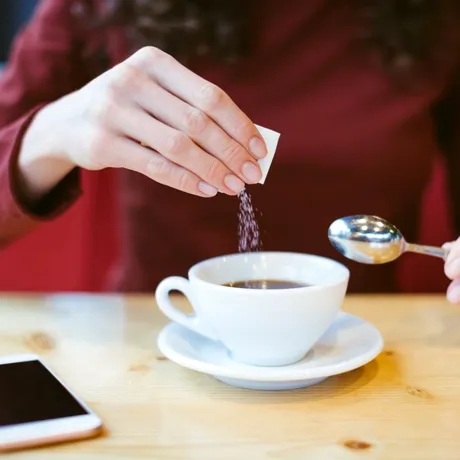 Ce transmite, de fapt, gestul de a ține telefonul pe masă într-un restaurant sau într-un bar? Explicațiile psihologilor