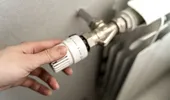Cum poți crește temperatura din casă doar folosind o folie de aluminiu lângă calorifer