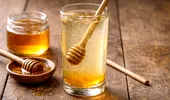 Apă cu miere în fiecare dimineață: rețeta aprobată de experți și regulile care o fac să funcționeze