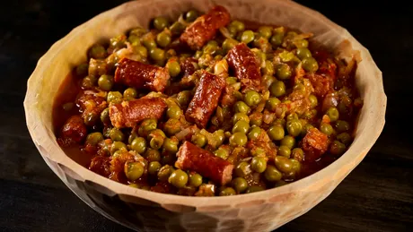 Mâncare de mazăre cu Cârnați Grătărescu de la Cris-Tim, o rețetă reconfortantă, aromată și ușor de preparat