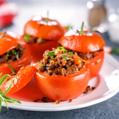 Roșii umplute cu carne tocată. Rețeta gustoasă pe care e musai să o încerci în această vară