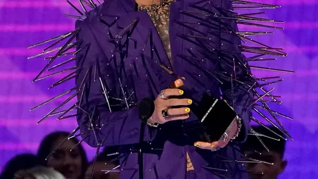 Machine Gun Kelly, îmbrăcat ca un porc spinos la American Music Awards 2022