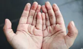 De ce se încrețește pielea după ce stai în apă. Explicația surprinzătoare din spatele acestui fenomen