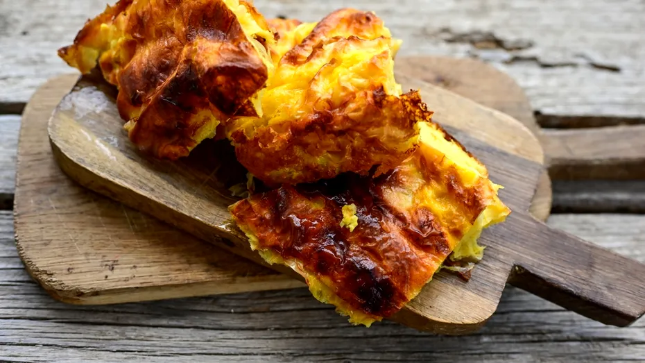 Secretul plăcintei cu brânză dulce care iese mereu pufoasă. Ingredientele care fac diferența