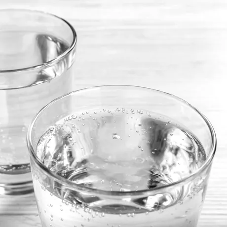 Riscurile la care te expui dacă bei zilnic apă carbogazoasă