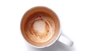 Cum să îndepărtezi petele persistente de pe ceștile de ceai și cafea