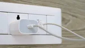 De ce nu ar trebui să lași încărcătorul în priză permanent. Greșeala care îți poate crește consumul de energie și reduce durata de viață a accesoriului