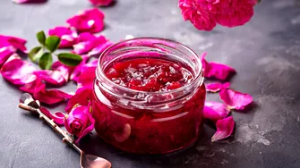 Secretul gospodinelor din Grecia pentru cea mai parfumată dulceață de trandafiri. Ingredientul surpriză adăugat la final
