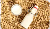 Laptele de soia, alternativa vegană care cucerește gusturile și îmbunătățește sănătatea. Ce este și cum se consumă?