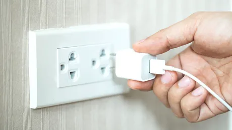 De ce auzi zgomot în priză? Ce semnifică acest lucru și când e cazul să apelezi la un electrician