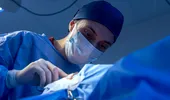 O greșeală medicală cu urmări grave! Femeia care nu mai poate închide ochii nici în somn, după o operație estetică la pleoape
