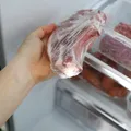 Ai dezghețat prea multă carne? Când o poți pune din nou în congelator și când trebuie să o gătești