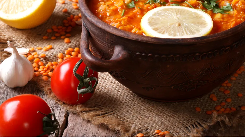 Supă de linte roșie cu sfeclă - confortul culinar după sărbători