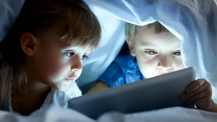 5 semne că ai un copil dependent de ecrane și ce poți să faci până nu e prea târziu