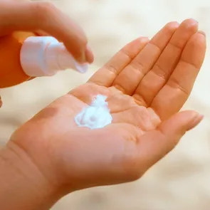 Mai poți folosi crema de soare de vara trecută? Avertismentul dermatologilor