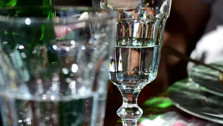 Cum cureți corect paharele de cristal. Ce temperatură trebuie să aibă apa, de fapt, să nu rămân pete, zgârieturi sau urme de degete după uscare