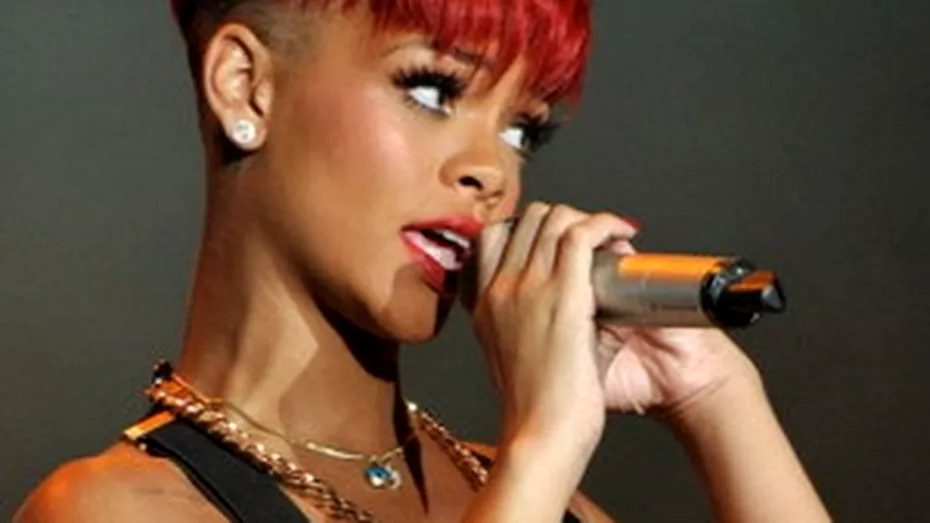 Rihanna s-a facut roscata. Crezi ca ii sta bine?