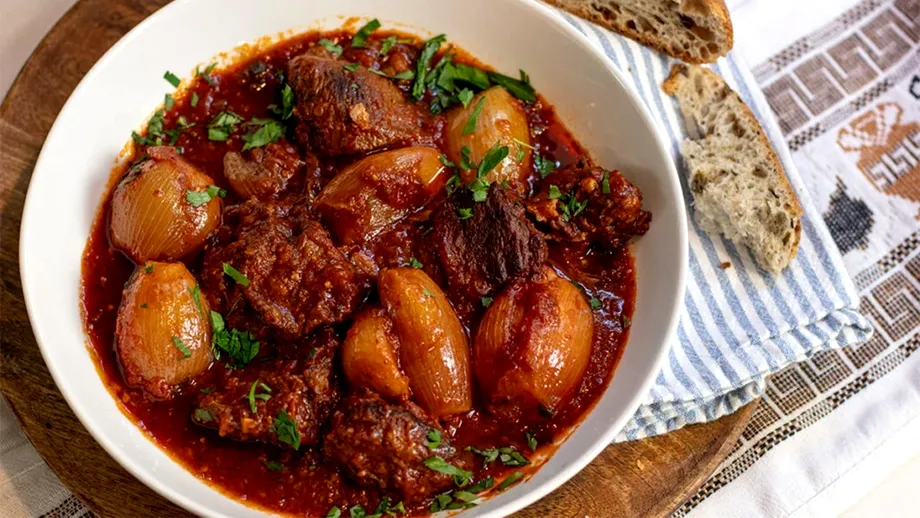 Rețetă Stifado | Cum se gătește tocănița grecească și ce condiment bizar se folosește