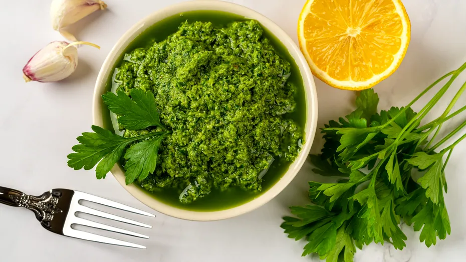 Trebuie să încerci rețeta asta! Pesto de pătrunjel - o explozie de vitamine