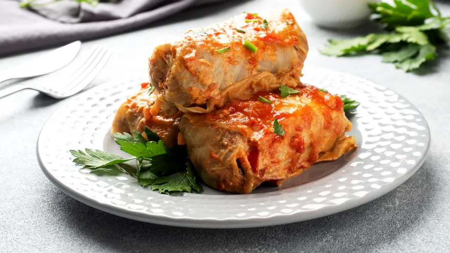 Rețetă de sarmale în foi de leuștean. Secretele unui preparat delicios
