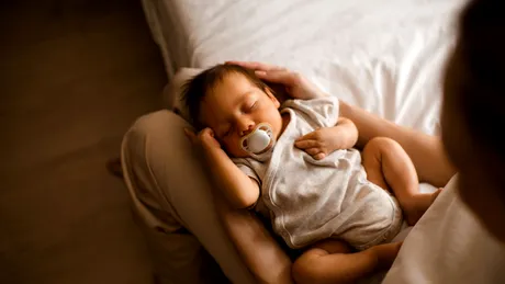 O nouă lovitură dură pentru mamele care stau acasă cu copiii de până la 2 ani. Ce se întâmplă după introducerea CASS