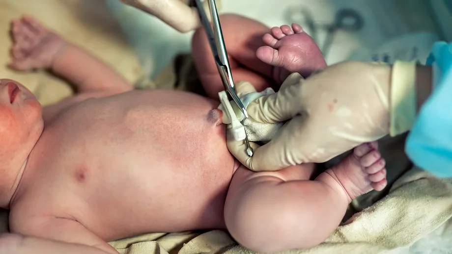 Clamparea întârziată a cordonului ombilical și recoltarea de celule stem la naștere: beneficii pentru bebeluș și pentru mamă