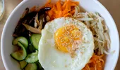 Bibimbap, preparatul coreean care transformă un bol de orez într-un adevărat spectacol de gusturi