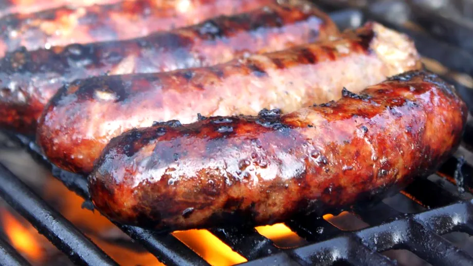 Cârnații nu vor mai ieși uscați dacă renunți la acest obicei! Cum se gătesc corect să iasă suculenți și să nu plesnească