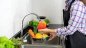 Cum cureți corect fructele și legumele de pesticide. Greșeala pe care o facem cu toții când le spălăm