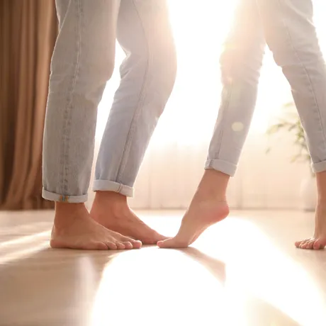 Este sănătos să mergem desculți prin casă? Răspunsurile medicilor