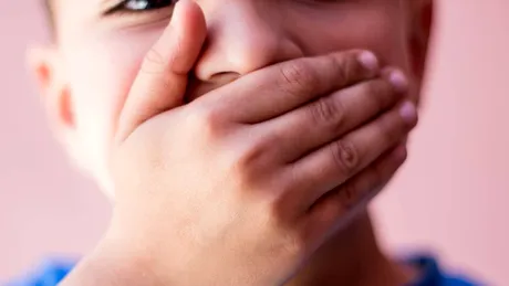 De ce încep copiii să mintă? Psihologii explică motivele din spatele acestui comportament și cum ar trebui să reacționeze părinții