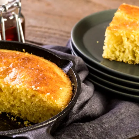 Mălai spoit ca la Gorj sau turtă. Rețeta tradițională care te duce direct la gustul copilăriei