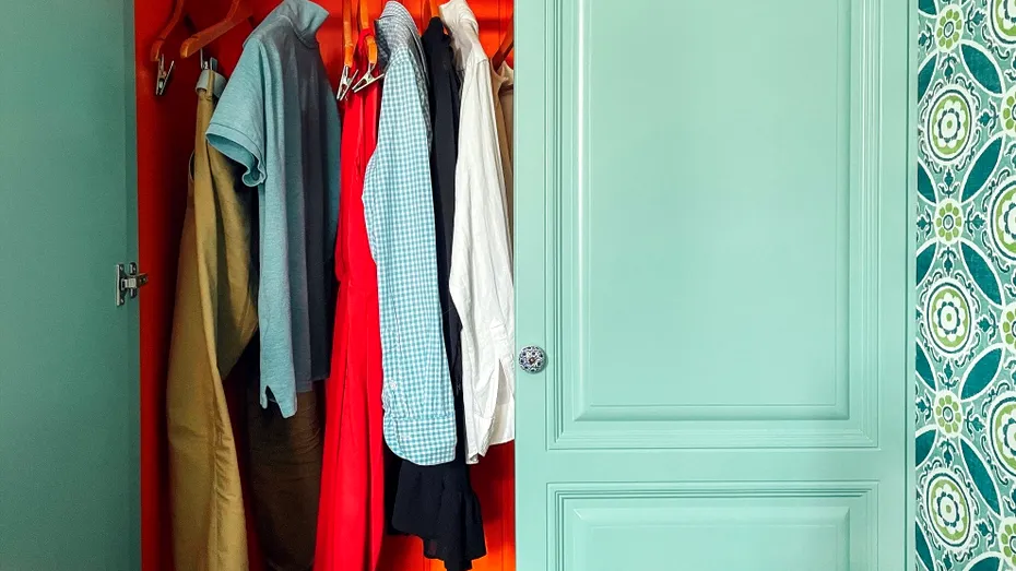 Ce nu ar trebui să ții niciodată în dulapul din dormitor? Greșelile care îți transformă casa într-un haos