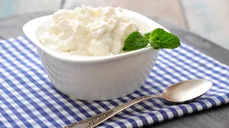 Cum să faci brânză cottage acasă, din două ingrediente. Ieși mai ieftin decât să o cumperi din magazin!
