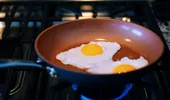 Ai făcut ouă prăjite toată viața greșit? Trucul unui chef schimbă complet modul de preparare